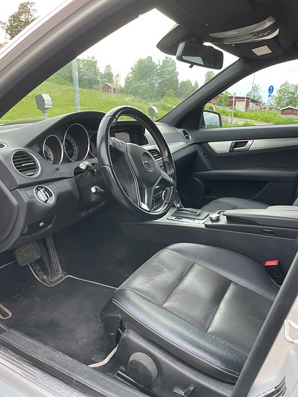 Mercedes-Benz C220 4 of 5