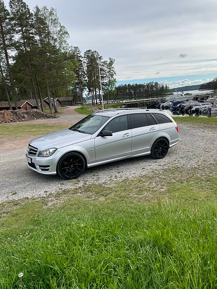 Mercedes-Benz C220 2 of 5