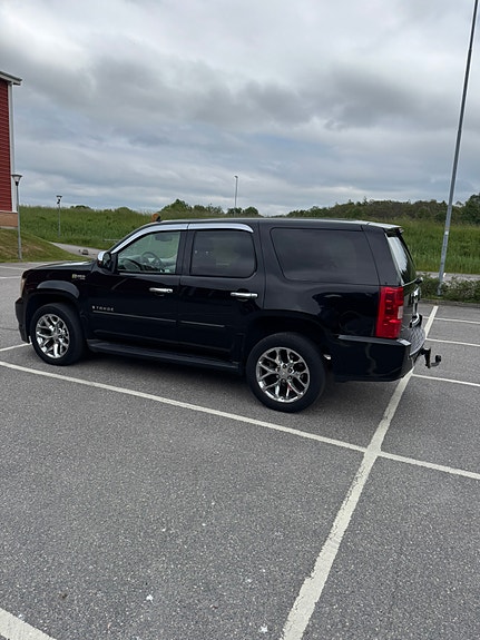 Chevrolet Tahoe 2 of 5