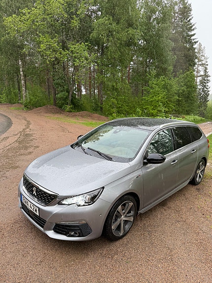 Peugeot 308 SW 2 of 5