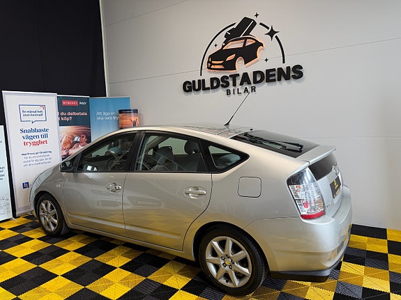 Toyota Prius 11 of 30
