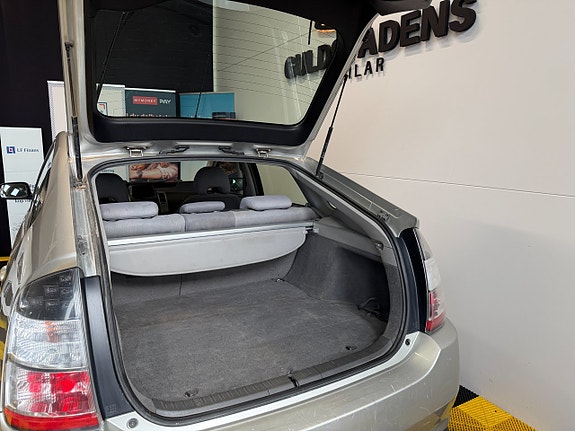 Toyota Prius 13 of 30