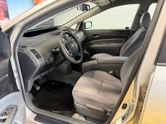 Toyota Prius 17 of 30