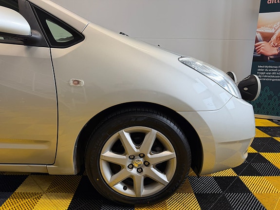 Toyota Prius 7 of 30