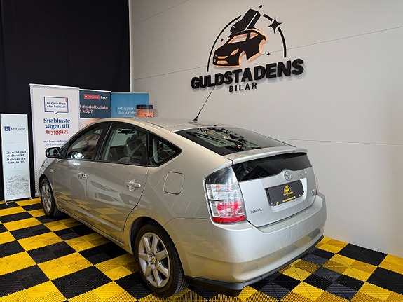 Toyota Prius 9 of 30