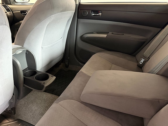 Toyota Prius 16 of 30