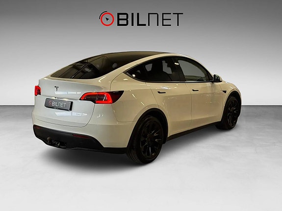 Tesla Model Y 7 of 13