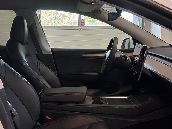 Tesla Model Y 10 of 13