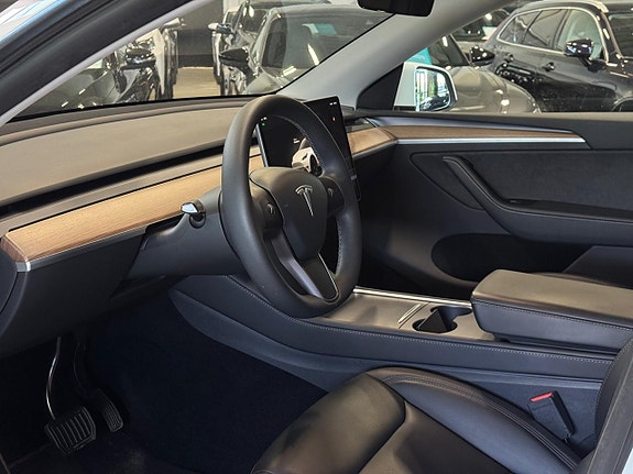 Tesla Model Y 8 of 13