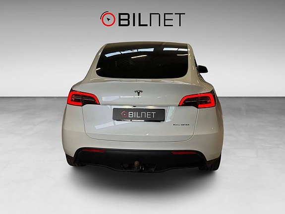 Tesla Model Y 6 of 13