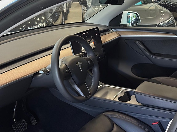 Tesla Model Y 9 of 13