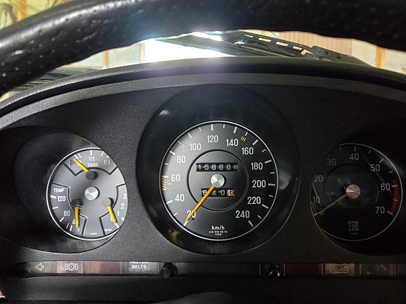 Mercedes-Benz 350 SL 6 of 8