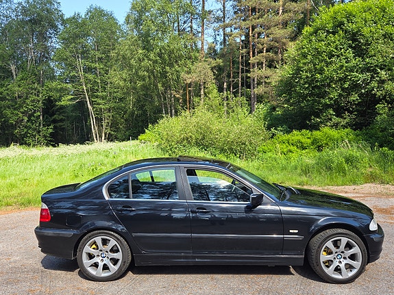 BMW 330Xi 2 of 5