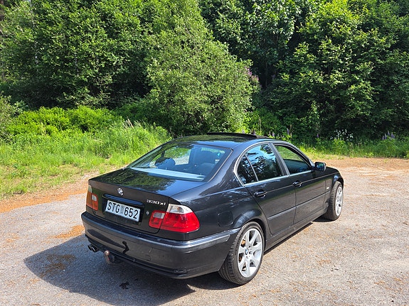 BMW 330Xi 3 of 5