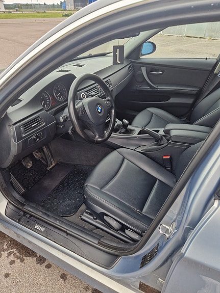 BMW 330i 5 of 6