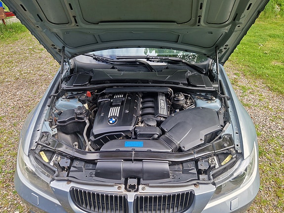 BMW 330i 4 of 6
