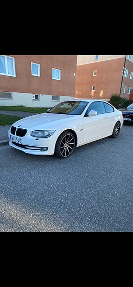 BMW 320d 2 of 5