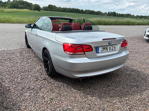 BMW 320i 4 of 5