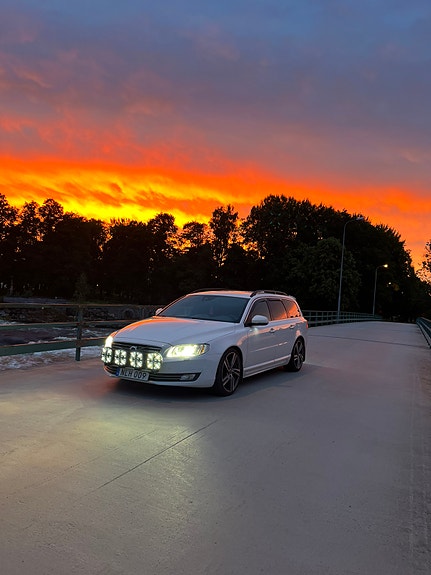 Volvo V70 2 of 5