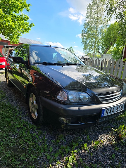 Toyota Avensis 2 of 5