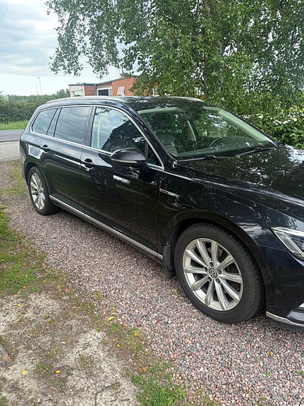 Volkswagen Passat 2 of 5
