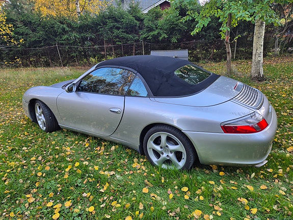Porsche 911 Carrera 4 of 5