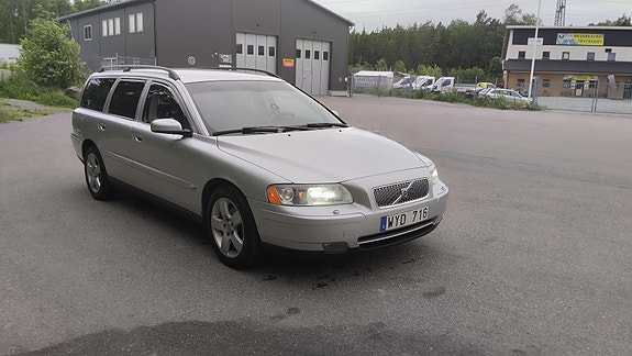 Volvo V70 2 of 5