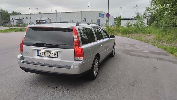 Volvo V70 3 of 5