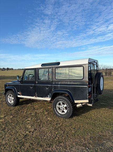 Land Rover Defender 110 2 of 4