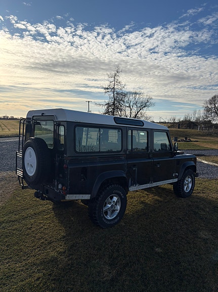Land Rover Defender 110 4 of 4