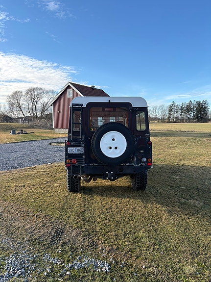 Land Rover Defender 110 3 of 4