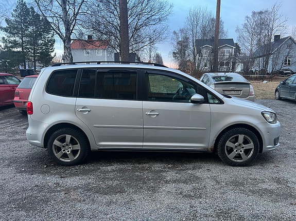 Volkswagen Touran 2 of 5