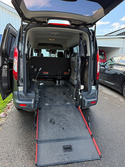Ford Grand Tourneo Connect 4 of 5