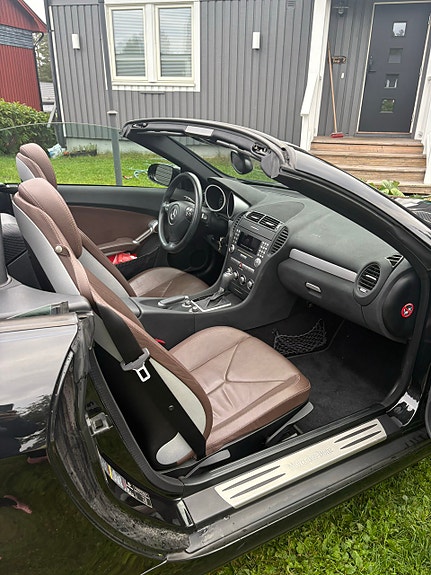 Mercedes-Benz SLK350 3 of 4