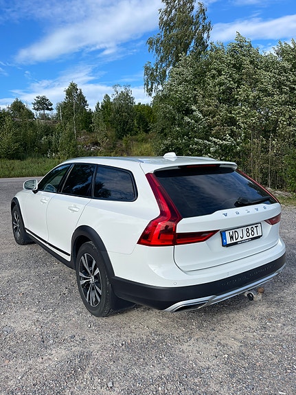 Volvo V90 Cross Country 2 of 6