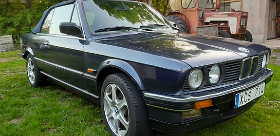BMW 320i 4 of 5