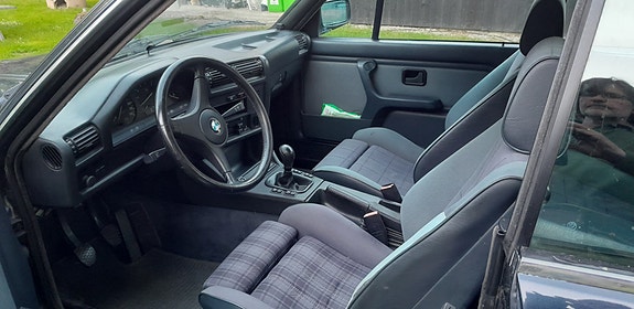 BMW 320i 5 of 5