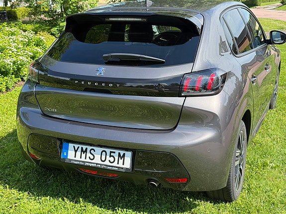 Peugeot 208 2 of 5