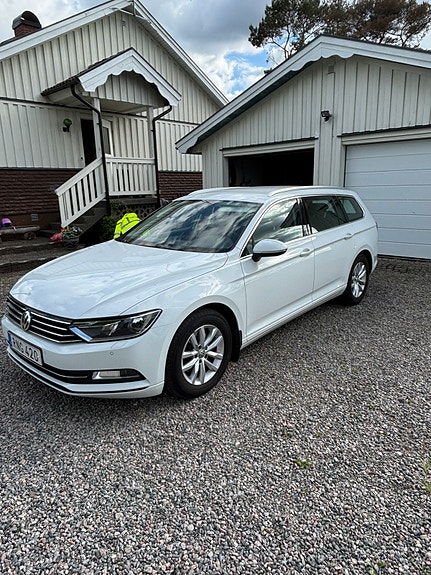 Volkswagen Passat 2 of 9