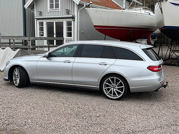 Mercedes-Benz E220 3 of 5