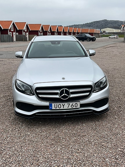Mercedes-Benz E220 2 of 5