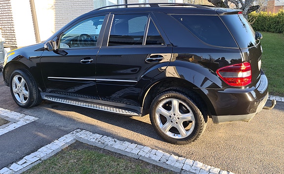 Mercedes-Benz ML320 4 of 4