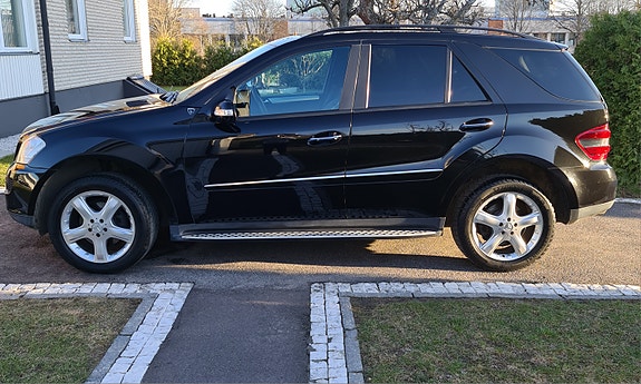 Mercedes-Benz ML320 3 of 4