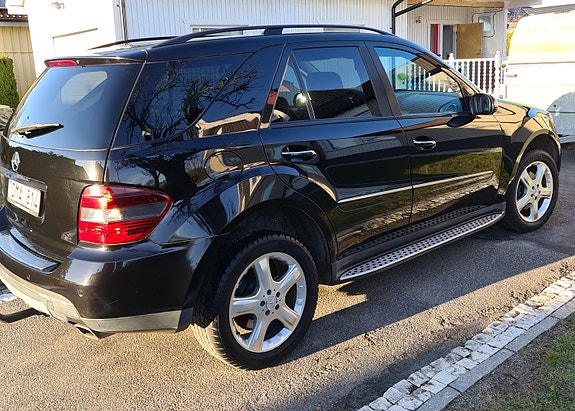 Mercedes-Benz ML320 2 of 4