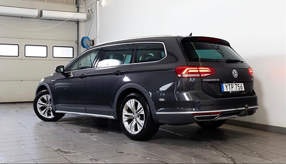 Volkswagen Passat Alltrack 2 of 5