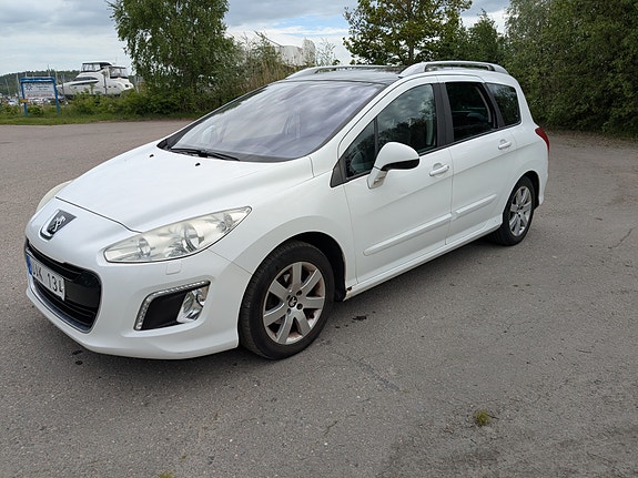 Peugeot 308 SW 2 of 5