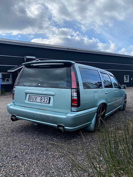 Volvo V70 2 of 5