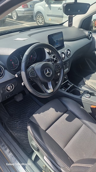 Mercedes-Benz B200 d 3 of 5