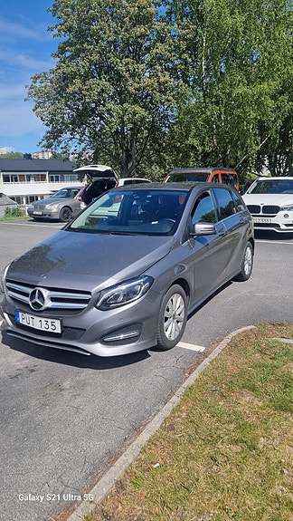 Mercedes-Benz B200 d 4 of 5