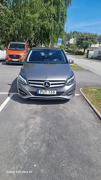 Mercedes-Benz B200 d 2 of 5